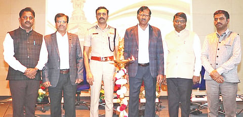 ಕಲಬುರಗಿ ಸಿಯುಕೆ ಸಮಾನ ಅವಕಾಶ ಕೋಶ ಮಂಗಳವಾರ ಏರ್ಪಡಿಸಿದ್ದ ಎಡಿಜಿ ಮತ್ತು ನಾಗರಿಕ ಸೇವಾ ಪರೀೆ ತರಬೇತಿ ತರಗತಿಗಳ ಉದ್ಘಾಟನೆ, ಸಂವಾದ ಕಾರ್ಯಕ್ರಮದಲ್ಲಿ ಪ್ರೊ.ಬಟ್ಟು ಸತ್ಯನಾರಾಯಣ, ಪ್ರೊ.ಆರ್​.ಆರ್​.ಬಿರಾದಾರ್​, ಡಾ.ಶರಣಪ್ಪ ಎಸ್​.ಡಿ, ಡಾ.ಬಸವರಾಜ ಸೋಮನಮರಡಿ, ಡಾ.ಕುಬಕಡ್ಡಿ ಇತರರಿದ್ದರು.