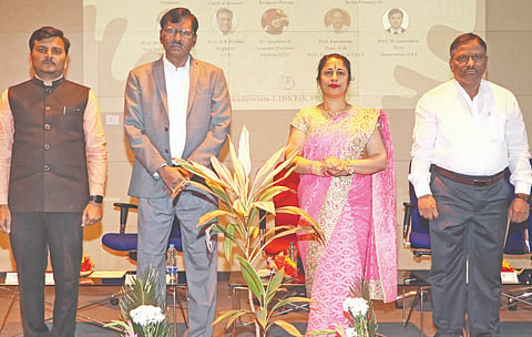 ಕಲಬುರಗಿ ಸಿಯುಕೆ ಸಾಫ್ಟ್​ ಸ್ಕಿಲ್ಸ್​ ಡೆವಲಪ್​ಮೆಂಟ್​ ಸೆಂಟರ್​ ಗುರುವಾರ ಆಯೋಜಿಸಿದ್ದ ಮೃದು ಕೌಶಲ ಅಭಿವೃದ್ಧಿ ಕಾರ್ಯಾಗಾರದ ಉದ್ಘಾಟನಾ ಸಮಾರಂಭದಲ್ಲಿ ಕುಲಪತಿ ಪ್ರೊ.ಬಟ್ಟು ಸತ್ಯನಾರಾಯಣ, ಪ್ರೊ.ಶುಷ್ಮಾ ಎಚ್​, ಪ್ರೊ.ಅಮರೇಂದ್ರ ಮತ್ಸ, ಡಾ.ಪರಮೇಶ ಇದ್ದರು.