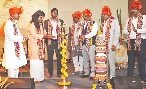 ಕಲಬುರಗಿ ಕೇಂದ್ರೀಯ ವಿವಿಯಲ್ಲಿ ಮಂಗಳವಾರ ಆಯೋಜಿಸಿದ್ದ ಸಂತ ಸೇವಾಲಾಲ್​ ಮಹಾರಾಜರ ಜಯಂತ್ಯುತ್ಸವ ಕಾರ್ಯಕ್ರಮದಲ್ಲಿ ಕುಮಾರ ಮಹಾರಾಜರು ದೀಪ ಬೆಳಗಿಸಿದರು. ಪ್ರೊ.ಬಟ್ಟು ಸತ್ಯನಾರಾಯಣ, ಪ್ರೊ.ಆರ್​.ಆರ್​.ಬಿರಾದಾರ್​, ಸಂದೇಶ ಚೌಹಾಣ್​ ಇತರರಿದ್ದರು.