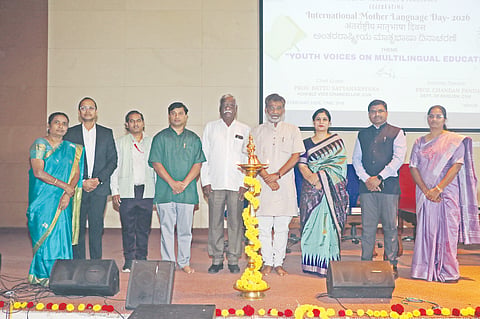 ಕಲಬುರಗಿ ಕರ್ನಾಟಕ ಕೇಂದ್ರೀಯ ವಿವಿ ಭಾಷಾಶಾಸ ವಿಭಾಗ ಮಂಗಳವಾರ ಆಯೋಜಿಸಿದ್ದ ಅಂತಾರಾಷ್ಟ್ರೀಯ ಮಾತೃಭಾಷಾ ದಿನಾಚರಣೆ ಕಾರ್ಯಕ್ರಮದಲ್ಲಿ ಪ್ರೊ.ವಿಕ್ರಮ ವಿಸಾಜಿ, ಪ್ರೊ.ಚಂದನ್​ ಪಾಂಡಾ, ಡಾ.ಕೋಟಾ ಸಾಯಿ ಕೃಷ್ಣ, ಡಾ.ಎನ್​.ರಾಹುಲ್​, ಡಾ.ಅಂಕಿತಾ ಸತ್ಪತಿ, ಡಾ.ಅರ್ಚನಾ ಕುಜೂರ್​ ಇತರರಿದ್ದರು.