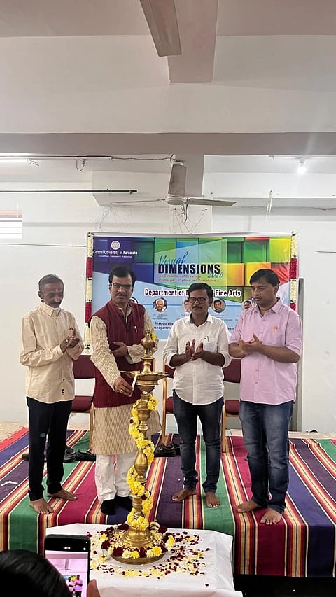 ಕಲಬುರಗಿ ಮಾತೋಶ್ರೀ ನೀಲಗಂಗಮ್ಮ ಗುರಪ್ಪ ಅಂದಾನಿ ಆರ್ಟ್​ ಗ್ಯಾಲರಿಯಲ್ಲಿ ಕರ್ನಾಟಕ ಕೇಂದ್ರೀಯ ವಿಶ್ವವಿದ್ಯಾಲಯ ಸಂಗೀತ ಮತ್ತು ಲಲಿತಕಲಾ ವಿಭಾಗ ಶನಿವಾರ ಆಯೋಜಿಸಿದ್ದ ಚಿತ್ರಕಲಾ ಪ್ರದರ್ಶನಕ್ಕೆ ಕುಲಸಚಿವ ಪ್ರೊ.ಆರ್​.ಆರ್​.ಬಿರಾದಾರ್​ ಚಾಲನೆ ನೀಡಿದರು. ಪ್ರೊ.ವಿಕ್ರಮ ವಿಸಾಜಿ, ಡಾ.ಶಿವಾನಂದ ಬಂಟನೂರ ಇತರರಿದ್ದರು.