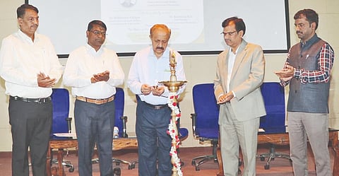 ಕಲಬುರಗಿ ಕರ್ನಾಟಕ ಕೇಂದ್ರೀಯ ವಿವಿಯಲ್ಲಿ ವಿದ್ಯಾರ್ಥಿ ಕಲ್ಯಾಣಾಧಿಕಾರಿ ಕಚೇರಿ ಸೋಮವಾರ ಆಯೋಜಿಸಿದ್ದ ವಿದ್ವತ್ಪೂರ್ಣ ಬರವಣಿಗೆಯಲ್ಲಿ ಸಂಶೋಧನೆಯ ಪ್ರಸ್ತುತತೆ ಕುರಿತ ವಿಶೇಷ ಉಪನ್ಯಾಸ ಕಾರ್ಯಕ್ರಮಕ್ಕೆ ಪ್ರೊ.ಟಿ.ಆರ್.ಸುಬ್ರಹ್ಮಣ್ಯ ಚಾಲನೆ ನೀಡಿದರು. ಪ್ರೊ.ಆರ್.ಆರ್.ಬಿರಾದಾರ್, ಪ್ರೊ.ಬಸವರಾಜ್ ಕುಬಕಡ್ಡಿ, ಡಾ.ಮಲ್ಲಿಕಾರ್ಜುನ ಹೂಗಾರ್ ಇತರರಿದ್ದರು.