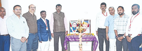 ಕಲಬುರಗಿ ಸಿಯುಕೆನಲ್ಲಿ ಬುಧವಾರ ಆಯೋಜಿಸಿದ್ದ ಕಾರ್ಯಾಗಾರದಲ್ಲಿ ಕುಲಪತಿ ಪ್ರೊ.ಬಟ್ಟು ಸತ್ಯನಾರಾಯಣ, ಡಾ.ಉದಯ್​ ಕಿರಣ್​ ಕೆ.ಟಿ, ಆನಂದ ದಂಡೋತಿ, ಸಿದ್ದರಾಮ ಸೀತನೂರ್​, ಡಾ.ಪಿ.ಎಸ್​.ಕಟ್ಟಿಮನಿ, ಪ್ರೊ.ವೆಂಕಟರಮಣ ದೊಡ್ಡಿ, ಡಾ.ದೀತ್​, ಡಾ.ರಾಜ್​ಕುಮಾರ್​ ಕಲ್ಯಾಣಿ, ಡಾ.ಪ್ರಕಾಶ್​ ಎಸ್​.ಎನ್​ ಇತರರಿದ್ದರು.