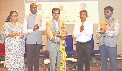 ಕಲಬುರಗಿ ಸಿಯುಕೆನಲ್ಲಿ ಜಿಎಸ್​ಟಿ ಪ್ರಯೋಜನ ಕುರಿತು ಸೋಮವಾರ ಆಯೋಜಿಸಿದ್ದ ಸಮ್ಮೇಳನಕ್ಕೆ ಕುಲಸಚಿವ ಪ್ರೊ.ಆರ್​.ಆರ್​.ಬಿರಾದಾರ್​ ಚಾಲನೆ ನೀಡಿದರು. ಸಾಯಿಪ್ರಸಾದ್​, ಡಾ.ಪಾಂಡುರಂಗ ಪತ್ತಿ, ಡಾ.ಬಸವರಾಜ, ಡಾ.ಸುಮಾ ಸ್ಕೇರಿಯಾ ಇದ್ದರು.