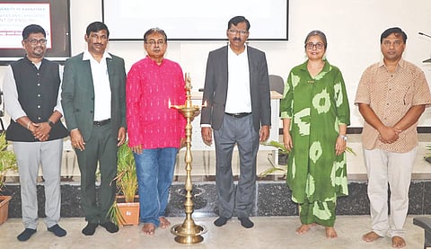 ಕಲಬುರಗಿಯ ಕರ್ನಾಟಕ ಕೇಂದ್ರೀಯ ವಿಶ್ವವಿದ್ಯಾಲಯದಲ್ಲಿ ಶುಕ್ರವಾರ ಆಯೋಜಿಸಿದ್ದ ರಾಷ್ಟ್ರೀಯ ಕಾರ್ಯಾಗಾರದಲ್ಲಿ ಕುಲಪತಿ ಪ್ರೊ.ಬಟ್ಟು ಸತ್ಯನಾರಾಯಣ, ಪ್ರೊ.ತಾರಕೇಶ್ವರ ವಿ.ಬಿ, ಪ್ರೊ.ಬಸವರಾಜ ಡೋಣೂರ್​, ಪ್ರೊ.ವಿಕ್ರಮ್​ ವಿಸಾಜಿ, ಡಾ.ಮಹೇಂದ್ರ, ಡಾ.ರೇಣುಕಾ ಇತರರಿದ್ದರು.ಕಲಬುರಗಿಯ ಕರ್ನಾಟಕ ಕೇಂದ್ರೀಯ ವಿಶ್ವವಿದ್ಯಾಲಯದಲ್ಲಿ ಶುಕ್ರವಾರ ಆಯೋಜಿಸಿದ್ದ ರಾಷ್ಟ್ರೀಯ ಕಾರ್ಯಾಗಾರದಲ್ಲಿ ಕುಲಪತಿ ಪ್ರೊ.ಬಟ್ಟು ಸತ್ಯನಾರಾಯಣ, ಪ್ರೊ.ತಾರಕೇಶ್ವರ ವಿ.ಬಿ, ಪ್ರೊ.ಬಸವರಾಜ ಡೋಣೂರ್​, ಪ್ರೊ.ವಿಕ್ರಮ್​ ವಿಸಾಜಿ, ಡಾ.ಮಹೇಂದ್ರ, ಡಾ.ರೇಣುಕಾ ಇತರರಿದ್ದರು.