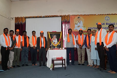 ಕಲಬುರಗಿ ಸಿಯುಕೆನಲ್ಲಿ ಮಂಗಳವಾರ ನಡೆದ ಬಸವ ಜಯಂತಿ ಕಾರ್ಯಕ್ರಮದಲ್ಲಿ ಕುಲಪತಿ ಪ್ರೊ.ಬಟ್ಟು ಸತ್ಯನಾರಾಯಣ, ಕುಲಸಚಿವ ಪ್ರೊ.ಆರ್​.ಆರ್​.ಬಿರಾದಾರ್​, ಪ್ರೊ.ಬಸವರಾಜ ಡೋಣೂರ್​, ಡಾ.ಪಾಂಡುರಂಗ, ಡಾ.ಗಣಪತಿ ಸಿನ್ನೂರ್​, ಪ್ರೊ.ಭರತ್​ಕುಮಾರ್​, ಡಾ.ಪ್ರಕಾಶ ಬಾಳಿಕಾಯಿ ಇತರರಿದ್ದರು.