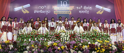 ಕಲಬುರಗಿ ಕರ್ನಾಟಕ ಕೇಂದ್ರೀಯ ವಿಶ್ವವಿದ್ಯಾಲಯದಲ್ಲಿ ಬುಧವಾರ ನಡೆದ 10ನೇ ಟಿಕೋತ್ಸವದಲ್ಲಿ ಚಿನ್ನದ ಪದಕ ಪಡೆದ ವಿದ್ಯಾರ್ಥಿ, ವಿದ್ಯಾರ್ಥಿನಿಯರೊಂದಿಗೆ ಉಪ ರಾಷ್ಟ್ರಪತಿ ಸಿ.ಪಿ.ರಾಧಾಕೃಷ್ಣನ್​, ರಾಜ್ಯಪಾಲ ಥಾವರಚಂದ್​ ಗೆಹೆಲೋತ್​, ಕುಲಪತಿ ಪ್ರೊ.ಬಟ್ಟು ಸತ್ಯನಾರಾಯಣ, ಕುಲಸಚಿವ ಪ್ರೊ.ಆರ್​.ಆರ್​.ಬಿರಾದಾರ್​, ಪರೀಕ್ಷಾ ನಿಯಂತ್ರಣಾಧಿಕಾರಿ ಪ್ರೊ.ಭರತ್​ಕುಮಾರ ಇದ್ದರು.