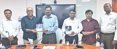 ಕರ್ನಾಟಕ ಕೇಂದ್ರೀಯ ವಿವಿಯಲ್ಲಿ ಮಂಗಳವಾರ ಏರ್ಪಡಿಸಿದ್ದ ಕಾರ್ಯಕ್ರಮದಲ್ಲಿ ಕುಲಪತಿ ಪ್ರೊ.ಬಟ್ಟು ಸತ್ಯನಾರಾಯಣ ಪುಸ್ತಕ ಬಿಡುಗಡೆ ಮಾಡಿದರು. ಡಾ.ಅನಂತ ಚಿಂಚೂರೆ, ಪ್ರೊ.ಜಿ.ಆರ್​.ಅಂಗಡಿ, ಪ್ರೊ.ವಿಕ್ರಮ ವಿಸಾಜಿ, ಪ್ರೊ.ಪಾಂಡುರಂಗ, ಪ್ರೊ.ಬಸವರಾಜ ಕುಬಕಡ್ಡಿ, ಪ್ರೊ.ಭರತಕುಮಾರ, ಪ್ರೊ.ಆರ್​.ಎಸ್​.ಹೆಗಡಿ ಇತರರಿದ್ದರು.