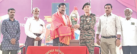 ಕಲಬುರಗಿ ಕರ್ನಾಟಕ ಕೇಂದ್ರೀಯ ವಿಶ್ವವಿದ್ಯಾಲಯದಲ್ಲಿ ಎನ್​ಸಿಸಿ ವತಿಯಿಂದ ಸೋಮವಾರ ಆಯೋಜಿಸಿದ್ದ ಯುವ ಆಪಾದ್​ ಮಿತ್ರ ಶಿಬಿರದ ಸಮಾರೋಪದಲ್ಲಿ ಕುಲಪತಿ ಪ್ರೊ.ಬಟ್ಟು ಸತ್ಯನಾರಾಯಣ ಅವರನ್ನು ಕಲಬುರಗಿಯ 32 ಕರ್ನಾಟಕ ಎನ್​ಸಿಸಿ ಬಟಾಲಿಯನ್​ ಕರ್ನಲ್​ ಕಸ್ತೂರಬಾ ದತ್ತಾಜಿ ಟೊಂಗೆ ಪಾಟೀಲ್​ ಸತ್ಕರಿಸಿದರು. ಡಾ.ಎಂ.ಎಸ್​.ಪಾಸೋಡಿ, ಎಸ್​.ಪಿ.ಸುಳ್ಳದ್​, ಡಾ.ಬಸವರಾಜ, ಪ್ರಮೋದ ಚೌಗಲೆ ಇತರರಿದ್ದರು.