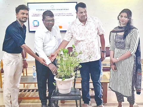 ಕಲಬುರಗಿ ಕರ್ನಾಟಕ ಕೇಂದ್ರೀಯ ವಿವಿಯಲ್ಲಿ ವಸತಿನಿಲಯ ಉಸ್ತುವಾರಿಗಳಿಗೆ ಬುಧವಾರ ಆಯೋಜಿಸಿದ್ದ ಕಾರ್ಯಾಗಾರಕ್ಕೆ ವಿದ್ಯಾರ್ಥಿ ಕಲ್ಯಾಣಾಧಿಕಾರಿ ಪ್ರೊ.ಬಸವರಾಜ ಕುಬಕಡ್ಡಿ ಚಾಲನೆ ನೀಡಿದರು. ವಿದ್ಯಾರ್ಥಿ ಕಲ್ಯಾಣ ವಿಭಾಗದ ಸಹಾಯಕ ಡೀನ್ ಡಾ.ಮಲ್ಲಿಕಾರ್ಜುನ್ ಹೂಗಾರ್, ಸಂಪನ್ಮೂಲ ವ್ಯಕ್ತಿಗಳಾದ ಉತ್ತರ ಯು.ವಿ, ಸಂದೇಶ್ ಜೆ.ಆರ್ ಇದ್ದರು.