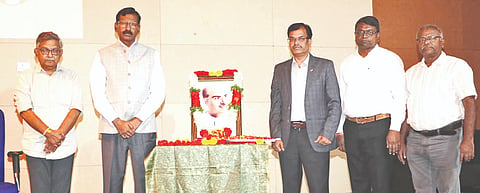ಕರ್ನಾಟಕ ಕೇಂದ್ರೀಯ ವಿಶ್ವವಿದ್ಯಾಲಯದಲ್ಲಿ ಗುರುವಾರ ಏರ್ಪಡಿಸಿದ್ದ ವಿಶೇಷ ಉಪನ್ಯಾಸ ಕಾರ್ಯಕ್ರಮದಲ್ಲಿ ಕೆ.ರಾಕ ಸುಧಾಕರರಾವ್​, ಪ್ರೊ.ಬಟ್ಟು ಸತ್ಯನಾರಾಯಣ, ಪ್ರೊ.ಆರ್​.ಆರ್​.ಬಿರಾದಾರ್​ ಇದ್ದರು.