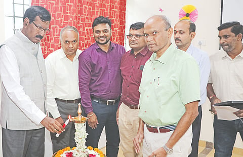 ಕರ್ನಾಟಕ ಕೇಂದ್ರೀಯ ವಿಶ್ವವಿದ್ಯಾಲಯದ ರಸಾಯನಶಾಸ ವಿಭಾಗದಲ್ಲಿ ಹಮ್ಮಿಕೊಂಡಿದ್ದ ದಿನಗಳ ಕಾರ್ಯಾಗಾರಕ್ಕೆ ಕುಲಪತಿ ಪ್ರೊ.ಬಟ್ಟು ಸತ್ಯನಾರಾಣ ಚಾಲನೆ ನೀಡಿದರು. ಬಾಲಭಾವು ವಾರ್ಕಾಡ್​, ಹೇಮಲತಾ ಬಲರಾಮ್​, ಪ್ರೊ.ವೆಂಕಟರಮಣ ದೊಡ್ಡಿ, ಪ್ರೊ.ಪಲ್ಲೆಪೋಗು ರಾವಯ್ಯ, ಪ್ರೊ.ಕೆ.ಹನುಮೇಗೌಡ ಇದ್ದರು.