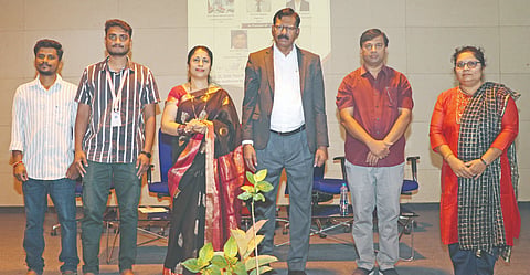 ಕಲಬುರಗಿ ಸಿಯುಕೆನಲ್ಲಿ ವಿಶ್ವ ಕೌಶಲ ದಿನದ ಅಂಗವಾಗಿ ಬುಧವಾರ ಆಯೋಜಿಸಿದ್ದ ಕಾರ್ಯಾಗಾರದಲ್ಲಿ ಕುಲಪತಿ ಪ್ರೊ.ಬಟ್ಟು ಸತ್ಯನಾರಾಯಣ, ಪ್ರೊ.ಸುಷ್ಮಾ ಎಚ್​, ಪ್ರೊ.ಪವಿತ್ರಾ ಆಲೂರ್​, ಪ್ರೊ.ವಿಕ್ರಮ್​ ವಿಸಾಜಿ ಇತರರಿದ್ದರು.