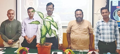 ಕರ್ನಾಟಕ ಕೇಂದ್ರೀಯ ವಿಶ್ವವಿದ್ಯಾಲಯದಲ್ಲಿ ಸಂಶೋಧನಾ ವಿದ್ಯಾರ್ಥಿಗಳಿಗಾಗಿ ಬುಧವಾರ ಆಯೋಜಿಸಿದ್ದ ಕಾರ್ಯಾಗಾರದಲ್ಲಿ ಕುಲಪತಿ ಪ್ರೊ.ಬಟ್ಟು ಸತ್ಯನಾರಾಯಣ, ಪ್ರೊ.ಭರತ್​ಕುಮಾರ, ಡಾ.ರಾಜೀವ್​ ಜೋಶಿ, ಡಾ.ಪಿ.ಎಸ್​.ಕಟ್ಟಿಮನಿ, ಡಾ. ಸತೀಶ್​ ತೋಟರ್​ ಇತರರಿದ್ದರು.