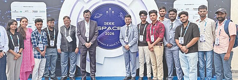 ಬೆಂಗಳೂರಿನಲ್ಲಿ ಇತ್ತೀಚಿಗೆ ನಡೆದ ಐಇಇಇ ಸ್ಪೇಸ್​-2026 ಸಮ್ಮೇಳನದಲ್ಲಿ ಕಲಬುರಗಿ ಕರ್ನಾಟಕ ಕೇಂದ್ರೀಯ ವಿವಿ ಸಂಶೋಧನಾ ವಿದ್ಯಾರ್ಥಿಗಳೊಂದಿಗೆ ಕುಲಪತಿ ಪ್ರೊ.ಬಟ್ಟು ಸತ್ಯನಾರಾಯಣ ಭಾಗವಹಿಸಿದ್ದರು.