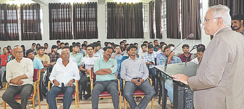 ಕಲಬುರಗಿ ಕರ್ನಾಟಕ ಕೇಂದ್ರೀಯ ವಿಶ್ವವಿದ್ಯಾಲಯದಲ್ಲಿ ಬುಧವಾರ ಏರ್ಪಡಿಸಿದ್ದ ಸಂವಾದ ಕಾರ್ಯಕ್ರಮದಲ್ಲಿ ಹೈಕೋರ್ಟ್​ ವಿಶ್ರಾಂತ ನ್ಯಾಯಮೂರ್ತಿ ಸಿ.ಎಂ.ಜೋಶಿ ವಕೀಲರು, ವಿದ್ಯಾರ್ಥಿಗಳನ್ನು ಉದ್ದೇಶಿಸಿ ಮಾತನಾಡಿದರು.