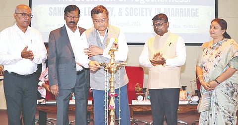 ಕಲಬುರಗಿ ಸಿಯುಕೆನಲ್ಲಿ ಮಂಗಳವಾರ ಆಯೋಜಿಸಿದ್ದ ರಾಷ್ಟ್ರೀಯ ವಿಚಾರ ಸಂಕಿರಣವನ್ನು ಹೈಕೋರ್ಟ್​ ವಿಶ್ರಾಂತ ನ್ಯಾಯಮೂರ್ತಿ ಕೃಷ್ಣ ದೀಕ್ಷಿತ್​ ಉದ್ಘಾಟಿಸಿದರು. ಪ್ರೊ.ಬಟ್ಟು ಸತ್ಯನಾರಾಯಣ, ಪ್ರೊ.ಬಸವರಾಜ ಕುಬಕಡ್ಡಿ, ಡಾ.ಅನಂತ ಚಿಂಚುರೆ, ಪ್ರೊ.ಸೀಮಾ ಇತರರಿದ್ದರು.