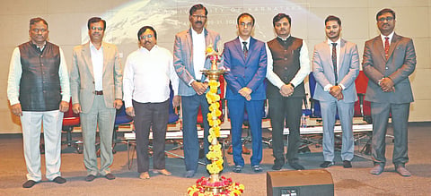 ಕಲಬುರಗಿ ಸಿಯುಕೆನಲ್ಲಿ ಗುರುವಾರ ಹಮ್ಮಿಕೊಂಡಿದ್ದ ಅಂತಾರಾಷ್ಟ್ರೀಯ ಸಮ್ಮೇಳನದಲ್ಲಿ ಕುಲಪತಿ ಪ್ರೊ.ಬಟ್ಟು ಸತ್ಯನಾರಾಯಣ, ಕುಲಸಚಿವ ಪ್ರೊ.ಆರ್​.ಆರ್​.ಬಿರಾದಾರ್​, ಪ್ರೊ.ಶ್ರೀನಿವಾಸ ತಲಾಬಟ್ಟುಲ, ಡಾ.ಚಿನ್ಮಯ್​ ಸಹಾ, ಪ್ರೊ.ಎಂ.ಅಮರೇಂದ್ರ, ಪ್ರೊ.ಪ್ರಮೋದ ಕುಮಾರ್​ ಇತರರಿದ್ದರು.