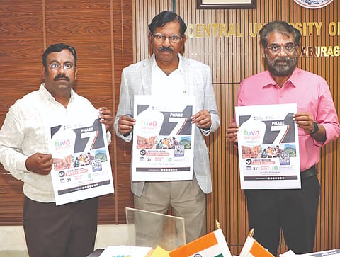 ಕರ್ನಾಟಕ ಕೇಂದ್ರೀಯ ವಿಶ್ವವಿದ್ಯಾಲಯದಲ್ಲಿ ಕುಲಪತಿ ಪ್ರೊ.ಬಟ್ಟು ಸತ್ಯನಾರಾಯಣ ಅವರು ಯುವ ಸಂಗಮ ಪೋಸ್ಟರ್​ ಬಿಡುಗಡೆ ಮಾಡಿದರು. ಡಾ.ಜಗದೀಶ ಬಿರಾದಾರ್​, ಡಾ.ಕೋಟ ಸಾಯಿಕೃಷ್ಣ ಇದ್ದರು.