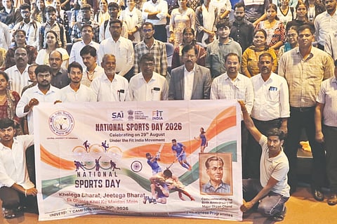 ಕೇಂದ್ರೀಯ ವಿಶ್ವವಿದ್ಯಾಲಯದಲ್ಲಿ ಗುರುವಾರ ಹಮ್ಮಿಕೊಂಡಿದ್ದ ಖೇಲೋ ಇಂಡಿಯಾ ಸಂವಾದ "ಖೇಲ್​ ಕಿ ಬಾತ್​, ಪಿಎಂ ಮೋದಿ ಕೆ ಸಾಥ್​' ಕಾರ್ಯಕ್ರಮದಲ್ಲಿ ಪ್ರೊ.ಬಟ್ಟು ಸತ್ಯನಾರಾಯಣ, ಪ್ರೊ.ಬಸವರಾಜ ಕುಬಕಡ್ಡಿ, ಸುಮೀತ್​ ಪಾರ್ಕಿ, ಡಾ.ಎಂ.ಎಸ್​.ಪಾಸೋಡಿ,  ಡಾ.ಮಲ್ಲಿಕಾರ್ಜುನ ಹೂಗಾರ, ಡಾ.ಸಾಯಿ ಅಭಿನವ ಇತರರಿದ್ದರು.