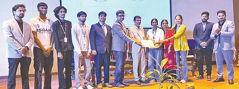ಕರ್ನಾಟಕ ಕೇಂದ್ರೀಯ ವಿವಿಯಲ್ಲಿ ಮಂಗಳವಾರ ಆಯೋಜಿಸಿದ್ದ ವಿವಿ ಮಟ್ಟದ ಆಂತರಿಕ ಸ್ಮಾರ್ಟ್​ ಇಂಡಿಯಾ ಹ್ಯಾಕಥಾನ್​ ಸಮಾರೋಪದಲ್ಲಿ ಕುಲಸಚಿವ ಪ್ರೊ.ಆರ್​.ಆರ್​.ಬಿರಾದಾರ್​ ವಿದ್ಯಾರ್ಥಿಗಳಿಗೆ ಪ್ರಮಾಣಪತ್ರ ವಿತರಿಸಿದರು. ಡಾ.ರೋಹಿತ್​ ಕುಮಾರ್​, ಡಾ.ರಾಧಾಕಿಶೋರ್​ ಪಾಂಡುರಂಗಿ, ಸಾಯಿ ವಿಷ್ಣು ವಿಪ್ಪಗುಂಟ ಇತರರಿದ್ದರು.