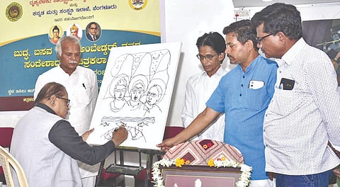 ಕಲಬುರಗಿಯಲ್ಲಿ ದೃಶ್ಯ ಬೆಳಕು ಸಾಂಸತಿಕ ಸಂಸ್ಥೆ ಭಾನುವಾರ ಆಯೋಜಿಸಿದ್ದ ಚಿತ್ರಕಲಾ ಶಿಬಿರಕ್ಕೆ ಲಲಿತಕಲಾ ಅಕಾಡೆಮಿ ಸದಸ್ಯ ಬಸವರಾಜ ಜಾನೆ ಚಿತ್ರ ಬಿಡಿಸುವ ಮೂಲಕ ಚಾಲನೆ ನೀಡಿದರು. ಡಾ.ಸೂರ್ಯಕಾಂತ ಸುಜ್ಯಾತ್​, ಡಾ.ಪರಶುರಾಮ, ಎಂ.ಬಿ.ಪಾಟೀಲ್​, ಕೆ.ಎಂ.ಕುಮಾರಸ್ವಾಮಿ ಇತರರಿದ್ದರು.