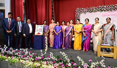 ಉಡುಪಿಯ ಮಣಿಪಾಲದಲ್ಲಿ ಕೆನರಾ ಬ್ಯಾಂಕ್​ ಮಣಿಪಾಲ ವೃತ್ತ ಕಚೇರಿಯಲ್ಲಿ ಮಹಿಳಾ ದಿನ ಆಚರಿಸಲಾಯಿತು. ಡಾ. ಪಿ. ಆರತಿ ಭಟ್​, ಡಾ.ಮಂಜರಿ ಚಂದ್ರ, ಎಚ್​.ಕೆ. ಗಂಗಾಧರ್​, ಬಿ. ಸುಧಾಕರ್​ ಕೊಠಾರಿ, ಆರ್​. ಕೃಷ್ಣ ಪ್ರಸಾದ್​, ಕಾರ್ತಿಕ್​ ಎಸ್​., ಡಾ. ಶಶಿಕಲಾ ಭಟ್​ ಇತರರಿದ್ದರು.