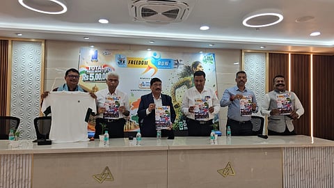 ಕೆನರಾ ಬ್ಯಾಂಕ್​ ಮಣಿಪಾಲ ವೃತ್ತ ಕಚೇರಿ ವತಿಯಿಂದ ಆ.9ರಂದು ಆಯೋಜಿಸಿರುವ ಫ್ರೀಡಂ ರನ್​ ಮ್ಯಾರಥಾನ್​ ನಿಮಿತ್ತ ಟೀ ಶರ್ಟ್​, ಕರಪತ್ರ ಬಿಡುಗಡೆ ಮಾಡಲಾಯಿತು. ಡಾ. ಬಾಲಕೃಷ್ಣ ಮದ್ದೋಡಿ, ಎಚ್​.ಕೆ. ಗಂಗಾಧರ್​, ಪುರುಷೋತ್ತಮ ಶೆಟ್ಟಿ, ಡಾ. ರೋಶನ್​ ಶೆಟ್ಟಿ, ಸಚಿನ್​, ಮೇಜರ್​ ರಾಧಾಕೃಷ್ಣ ಇದ್ದರು.