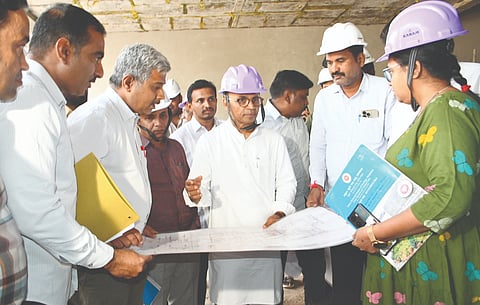 ಕಲಬುರಗಿ ಕ್ಯಾನ್ಸರ್​ ಆಸ್ಪತ್ರೆಗೆ ಬುಧವಾರ ಭೇಟಿ ಮಾಡಿದ ವೈದ್ಯಕಿಯ ಶಿಕ್ಷಣ ಸಚಿವ ಡಾ.ಶರಣಪ್ರಕಾಶ ಪಾಟೀಲ್​ ಕಾಮಗಾರಿ ಪರಿಶೀಲಿಸಿದರು. ಆಸ್ಪತ್ರೆಯ ಮುಖ್ಯಸ್ಥ ಡಾ.ಗುರುರಾಜ ದೇಶಪಾಂಡೆ ಇತರರಿದ್ದರು.