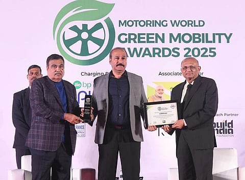 ದೆಹಲಿಯಲ್ಲಿ ನಡೆದ 2025ರ ಮೋಟರಿಂಗ್ ವರ್ಲ್ಡ್ ಗ್ರೀನ್ ಮೊಬಿಲಿಟಿ ಅವಾರ್ಡ್ಸ್ ಕಾರ್ಯಕ್ರಮದಲ್ಲಿ ಕರ್ನಾಟಕದ ಪರವಾಗಿ ಸಾರಿಗೆ ಇಲಾಖೆ ಹೆಚ್ಚುವರಿ ಆಯುಕ್ತ ಜೆ.ಜ್ಞಾನೇಂದ್ರ ಕುಮಾರ್ ಅವರು ಕೇಂದ್ರ ಸಚಿವ ನಿತಿನ್ ಗಡ್ಕರ್ ಅವರಿಂದ ಪ್ರಶಸ್ತಿ ಸ್ವೀಕರಿಸಿದರು.