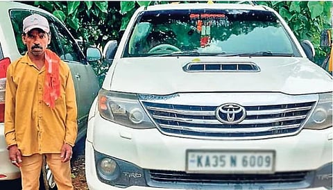ಫಾರ್ಚೂನರ್ ಕಾರಿನಲ್ಲಿ ಬಂದು ಕಸ ಗುಡಿಸುವ ಪೌರಕಾರ್ಮಿಕ