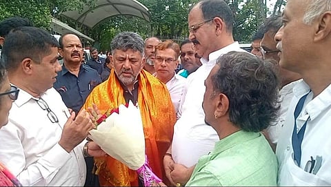 ಮುಖ್ಯಮಂತ್ರಿ ಡಿ.ಕೆ. ಶಿವಕುಮಾರ್​ ಅವರನ್ನು ಕಥೊಲಿಕ್​ ಸಭಾ ವತಿಯಿಂದ ಅಭಿನಂದಿಸಿ ವಿಪ ಸದಸ್ಯ ಐವನ್​ ಡಿಸೋಜಾ ಅವರಿಗೆ ಸಚಿವ ಸ್ಥಾನ ನೀಡುವಂತೆ ಮನವಿ ಸಲ್ಲಿಸಲಾಯಿತು. ಸಂತೋಷ್​ ಡಿಸೋಜಾ, ಸ್ಟೀವನ್​ ರೊಡ್ರಿಗಸ್​, ಸುನೀಲ್​ ಮೋನಿಸ್​, ಸ್ಟ್ಯಾನಿ ಲೋಬೊ, ಮೆಲ್ವಿನ್​ ಆರಾನ್ಹಾ ಶಿರ್ವ ಇತರರಿದ್ದರು.