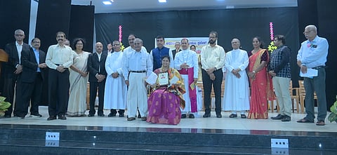 ಉಡುಪಿ ಜಿಲ್ಲೆಯ ಶಿರ್ವದಲ್ಲಿ ಆಯೋಜಿಸಿದ್ದ ಕಥೊಲಿಕ್​ ಸಭಾ ಉಡುಪಿ ಪ್ರದೇಶದ ವಾರ್ಷಿಕ ಮಹಾಸಭೆಯಲ್ಲಿ ಫ್ಲಾವಿಯಾ ಅಲ್ಬುಕರ್ಕ್​ ಅವರಿಗೆ ದಿ.ಫ್ರಾನ್ಸಿಸ್​ ದಾಂತಿ ಸ್ಮಾರಕ ಪುಸ್ತಕ ಪುರಸ್ಕಾರ ನೀಡಲಾಯಿತು. ಡಾ. ಲೆಸ್ಲಿ ಕ್ಲಿಫರ್ಡ್​ ಡಿಸೋಜಾ, ಮೆಲ್ವಿನ್​ ಆರಾನ್ಹಾ, ಜಾನ್ಸನ್​ ಡಿ'ಆಲ್ಮೇಡಾ, ಫರ್ಡಿನಾಂಡ್​ ಗೊನ್ಸಾಲ್ವಿಸ್​, ಚಾರ್ಲ್ಸ್​ ಮಿನೇಜಸ್​, ಜುಲಿಯಾನ್​ ರೊಡ್ರಿಗಸ್​, ಆಗ್ನೆಸ್​ ಬಾಬೋರ್ಜಾ, ರೊಲ್ವಿನ್​ ಆರಾನ್ಹಾ ಇತರರಿದ್ದರು.