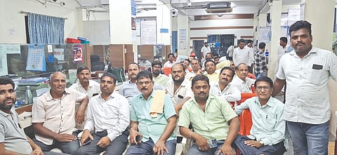  ಚಡಚಣ ಎಸ್‌ಬಿಐ ಬ್ಯಾಂಕ್ ದರೋಡೆ ಪ್ರಕರಣದಲ್ಲಿ ಚಿನ್ನ ಕಳೆದುಕೊಂಡ ಗ್ರಾಹಕರು ಪ್ರತಿಭಟನೆ ನಡೆಸಿದರು. ವಿಕಾಸ ಭಗೋತ್ರಾ, ಆನಂದ ವಾಲಿ, ಶಿವಕುಮಾರ, ವೆಂಕಟೇಶ ರಾಜಪೂತ ಮತ್ತಿತರರಿದ್ದರು.