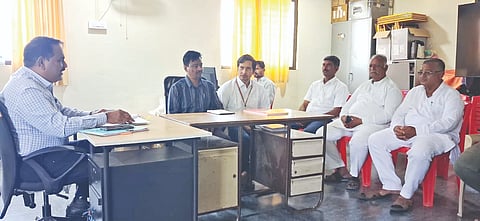 ಚಡಚಣ ಪಟ್ಟಣದ ತಹಸೀಲ್ದಾರ ಕಚೇರಿ ಸಭಾ ಭವನದಲ್ಲಿ ಶುಕ್ರವಾರ ನಡೆದ ಮತದಾರರ ಪಟ್ಟಿಯ ವಿಶೇಷ ಸಮಗ್ರ ಪರಿಷ್ಕರಣೆಯ ಸುದ್ದಿಗೋಷ್ಠಿಯಲ್ಲಿ ತಹಸೀಲ್ದಾರ ಸಂಜಯ ಇಂಗಳೆ ಮಾತನಾಡಿದರು. ಶಿರಸ್ತೇದಾರ ಆರ್.ಪಿ ಹಡಪದ, ಸಂತೋಷ ನಾಯಕ, ಕಾಂತುಗೌಡ ಪಾಟೀಲ, ಆರ್.ಡಿ. ಹಕ್ಕೆ, ಭೀಮಾಶಂಕರ ವಾಳಿಖಿಂಡಿ ಇತರರಿದ್ದರು.