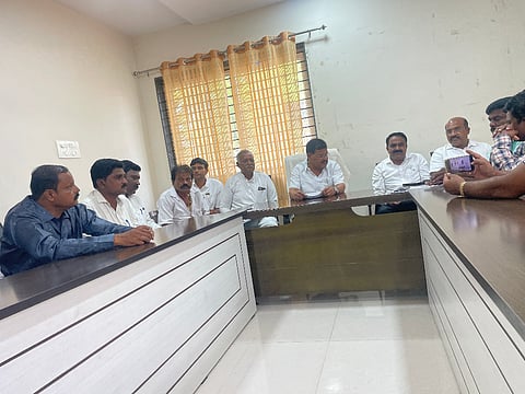  ಚಡಚಣ ಪಟ್ಟಣದ ಪ್ರವಾಸಿ ಮಂದಿರದಲ್ಲಿ ನಡೆದ ಸುದ್ದಿಗೋಷ್ಠಿಯಲ್ಲಿ ನಾಗಠಾಣ ಶಾಸಕ ವಿಠ್ಠಲ ಕಟಕಧೋಂಡ ಮಾತನಾಡಿದರು. ತಹಸೀಲ್ದಾರ್ ಸಂಜಯ ಇಂಗಳೆ, ತಾಪಂ ಇಒ ಅಶೋಕ ರಾಠೋಡ, ಪಪಂ ಅಧ್ಯಕ್ಷ ಮಲ್ಲು ದೋತ್ರೆ ಮತ್ತಿತರರಿದ್ದರು.
