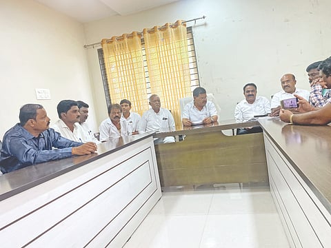 ಚಡಚಣ ಪಟ್ಟಣದ ಪ್ರವಾಸಿ ಮಂದಿರದಲ್ಲಿ ನಡೆದ ಸುದ್ದಿಗೋಷ್ಠಿಯಲ್ಲಿ ನಾಗಠಾಣ ಶಾಸಕ ವಿಠ್ಠಲ ಕಟಕಧೋಂಡ ಮಾತನಾಡಿದರು. ತಹಸೀಲ್ದಾರ್ ಸಂಜಯ ಇಂಗಳೆ, ತಾಪಂ ಇಒ ಅಶೋಕ ರಾಠೋಡ, ಪಪಂ ಅಧ್ಯಕ್ಷ ಮಲ್ಲು ದೋತ್ರೆ ಮತ್ತಿತರರಿದ್ದರು.