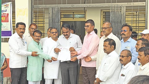 ಸರ್ಕಾರಿ ನೌಕರ ಕರ್ತವ್ಯಕ್ಕೆ ಅಡ್ಡಿಪಡಿಸುತ್ತಿರುವ ರೌಡಿ ಶೀಟರ್ ಅಣ್ಣಪ್ಪ ಪೂಜÁರಿ ಮೇಲೆ ಕಾನೂನು ಕ್ರಮ ಕೈಗೊಳ್ಳಬೇಕು ಎಂದು ಆಗ್ರಹಿಸಿ ತಾಲೂಕು ಸರ್ಕಾರಿ ನೌಕರ ಸಂಘ ಹಾಗೂ ಶಿಕ್ಷಕರ ಸಂಘದ ಸದಸ್ಯರು ತಹಸೀಲ್ದಾರ್ ಸಂಜಯ ಇಂಗಳೆ ಮೂಲಕ ಜಿ¯್ಲÁಽಕಾರಿಗಳಿಗೆ ಮನವಿ ಸಲ್ಲಿಸಿದರು. ಅನಿಲ ಸೊನ್ನಗಿ, ಬಸವಂತ ಉಮರಾಣಿ, ವಿಠ್ಠಲ ಕಾಂಬಳೆ ಮತ್ತಿತರರಿದ್ದರು.