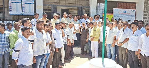 ಚಡಚಣ ಪಟ್ಟಣದಲ್ಲಿ ಪೊಲೀಸರ ಕಿರುಕುಳ ಖಂಡಿಸಿ ಸರಾಫ ವರ್ತಕರು ತಮ್ಮ ಅಂಗಡಿ ಮುಂಗಟ್ಟು ಬಂದ್ ಮಾಡಿ ಮುಖ್ಯ ರಸ್ತೆಯಲ್ಲಿ ಬೃಹತ್ ರ‌್ಯಾಲಿ ಮುಖಾಂತರ ತಹಸೀಲ್ದಾರ್ ಕಚೇರಿಗೆ ಆಗಮಿಸಿ ಉಪತಹಸೀಲ್ದಾರ್ ಹುಸನಪ್ಪ ಹೊಸಮನಿಗೆ ಮನವಿ ಸಲ್ಲಿಸಿದರು. ಪ್ರಕಾಶ ಬಂಡರಕವಟೆ, ಆರ್.ಜಿ. ಪಾವಲೆ, ಎಸ್.ಜಿ. ಪಾವಲೆ ಮತ್ತಿತರರಿದ್ದರು.