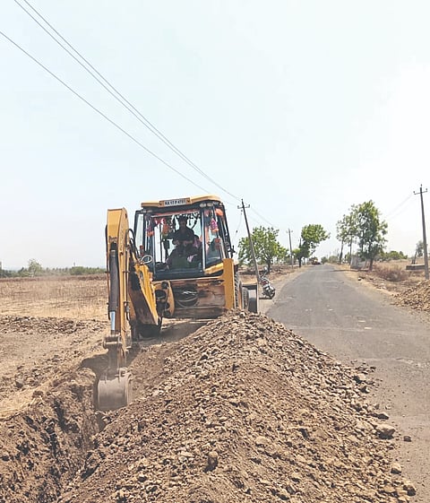 ಪ್ರಮುಖ ಗ್ರಾಮಗಳಿಗೆ ತೆರಳುವ ಮುಖ್ಯ ರಸ್ತೆ ಬದಿಯಲ್ಲಿ ಕೇಬಲ್ ಅಳವಡಿಸುವ ಸಲುವಾಗಿ ಜೆಸಿಬಿಯಿಂದ ತಗ್ಗು ತೋಡಿ ಅದರ ಮಣ್ಣನ್ನು ಹಾಕಿರುವುದು.