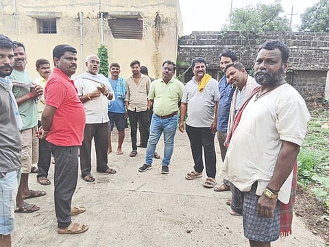 ಚಡಚಣದ ಎಪಿಎಂಸಿಯ ಶೌಚಗೃಹ ನಿರ್ಮಾಣದ ಸ್ಥಳಕ್ಕೆ ಸಾರ್ವಜನಿಕರು ಭೇಟಿ ನೀಡಿದರು. ಅರವಿಂದ ಗಡ್ಡದೇವರಮಠ ಸ್ಥಳೀಯರು, ಎಪಿಎಂಸಿ  ಸಿಬ್ಬಂದಿ ಮತ್ತಿತರರಿದ್ದರು.