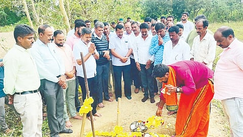 ಆಲೂರು ತಾಲೂಕಿನ ನಲ್ಲೂರು ಗ್ರಾಮದಲ್ಲಿ ನಲ್ಲೂರಿನಿಂದ ಚಿಕ್ಕನಲ್ಲೂರುವರೆಗಿನ ರಸ್ತೆ ಕಾಮಗಾರಿಗೆ ಭೂಮಿಪೂಜೆ ಕಾರ್ಯಕ್ರಮದಲ್ಲಿ ಶಾಸಕ ಸಿಮೆಂಟ್ ಮಂಜು ಮಾತನಾಡಿದರು. 