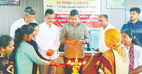 ಸಕಲೇಶಪುರದ ತಾಲೂಕು ಪಂಚಾಯಿತಿ ಸಭಾಂಗಣದಲ್ಲಿ ಮಂಗಳವಾರ ಆಯೋಜಿಸಿದ್ದ ಬೆಳೆ ಸಮೀಕ್ಷೆದಾರರು ಹಾಗೂ ಮೇಲ್ವಿಚಾರಕರ ತರಬೇತಿ ಮತ್ತು ಪೂರ್ವಸಿದ್ಧತಾ ಕಾರ್ಯಕ್ರಮ ಉದ್ಘಾಟಿಸಿ ಶಾಸಕ ಸಿಮೆಂಟ್ ಮಂಜುಮಾತನಾಡಿದರು. 