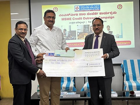 ಸೆಂಟ್ರಲ್ ಬ್ಯಾಂಕ್ ಆ್ ಇಂಡಿಯಾ ಆಯೋಜಿಸಿದ್ದ ಮೆಗಾ ಮೇಳದಲ್ಲಿ ಎಂಎಸ್‌ಎಂಇಗಳಿಗೆ ಸಾಲದ ಚೆಕ್ ವಿತರಿಸಲಾಯಿತು. ಬ್ಯಾಂಕಿನ ಪ್ರಾದೇಶಿಕ ಮುಖ್ಯಸ್ಥ ಧಾರಾಸಿಂಗ್ ನಾಯ್ಕ ಮತ್ತಿತರರು ಉಪಸ್ಥಿತರಿದ್ದರು.