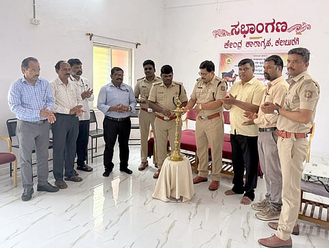 ಕಲಬುರಗಿ ಕೇಂದ್ರ ಕಾರಾಗೃಹದಲ್ಲಿ ಪಶುಸಂಗೋಪನಾ ಇಲಾಖೆ ಸಹಯೋಗದಲ್ಲಿ ಗುರುವಾರ ಆಯೋಜಿಸಿದ್ದ ಕುರಿ, ಮೇಕೆ ತರಬೇತಿ ಕಾರ್ಯಕ್ರಮಕ್ಕೆ ಡಾ.ದಯಾನಂದ ಚಾಲನೆ ನೀಡಿದರು. ಡಾ.ಶರಣಬಸಪ್ಪ ನಿಂಗದಹಳ್ಳಿ, ಡಾ.ವಿಜಯಕುಮಾರ ತೆಲಗಾರ, ಕೆ.ಸುರೇಶ, ಚನ್ನಪ್ಪ ಯಟಗಲ್​ ಇತರರಿದ್ದರು.