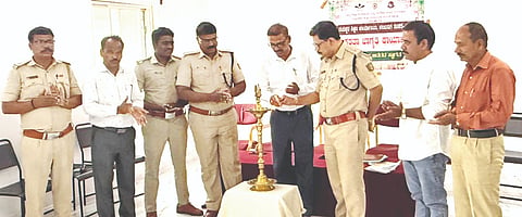 ಕಲಬುರಗಿ ಕೇಂದ್ರ ಕಾರಾಗೃಹದಲ್ಲಿ ಭಾನುವಾರ ಆಯೋಜಿಸಿದ್ದ ಬಂದಿಗಳಿಗೆ ಸಾಕ್ಷರತಾ ಜಾಗೃತಿ ಅರಿವು ಕಾರ್ಯಾಗಾರಕ್ಕೆ ಹನುಮಂತರಾಯ ಹರನಾಳ ಚಾಲನೆ ನೀಡಿದರು. ಕೆ.ಸುರೇಶ, ಗಿರೀಶ್​ ಜಕಾಪೂರ, ಬಿ.ಸುರೇಶ, ಚನ್ನಪ್ಪ ಯಟಗಲ್​, ಸಾಗರ ಪಾಟೀಲ್​, ಶ್ರೀಮಂತಗೌಡ ಪಾಟೀಲ್​, ಪುಂಡಲೀಕ ಟಿ.ಕೆ., ಭೀಮಾಶಂಕರ ಡಾಂಗೆ, ನಾಗರಾಜ ಮುಲಗೆ ಇದ್ದರು.