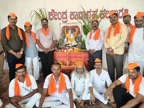 ಕಲಬುರಗಿ ಕೇಂದ್ರ ಕಾರಾಗೃಹದಲ್ಲಿ ಸೋಮವಾರ ಆಯೋಜಿಸಿದ್ದ ಬಸವ ಜಯಂತಿ ಕಾಯಕ್ರಮದಲ್ಲಿ ಬಿ.ಸುರೇಶ, ಶ್ರೀಕಾಂತ ರಂಜೇರಿ, ಸಂಸ್ಥೆಯ ಜೈಲರ್​ಗಳಾದ ಶ್ರೀಮಂತಗೌಡ ಪಾಟೀಲ, ಪುಂಡಲಿಕ ಟಿ.ಕೆ, ನಾಗರಾಜ ಮೂಲಗೆ ಇತರರಿದ್ದರು.
