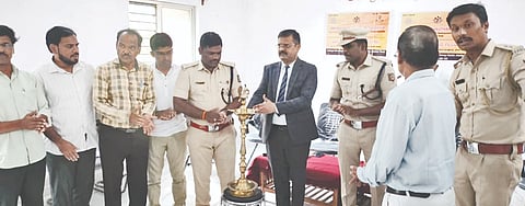 ಕಲಬುರಗಿ ಕೇಂದ್ರ ಕಾರಾಗೃಹದಲ್ಲಿ ಬುಧವಾರ ಏರ್ಪಡಿಸಿದ್ದ ಟಿಕ್ನಿಷಿಯನ್​ ತರಬೇತಿ ಕಾರ್ಯಕ್ರಮಕ್ಕೆ ಹಿರಿಯ ಸಿವಿಲ್​ ನ್ಯಾಯಾಧೀಶ ಶ್ರೀನಿವಾಸ ನವಲೆ ಚಾಲನೆ ನೀಡಿದರು. ರಾಕೇಶ ಕಾಂಬಳೆ, ಸುರೇಂದ್ರ ಪಾಟೀಲ್​, ಚನ್ನಪ್ಪ ಯಟಗಲ್​, ಭೀಮಾಶಂಕರ ಡಾಂಗೆ, ಶ್ರೀಮಂತಗೌಡ ಪಾಟೀಲ್​ ಇತರರಿದ್ದರು. ==========