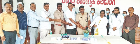 ಕಲಬುರಗಿ ಕೇಂದ್ರ ಕಾರಾಗೃಹದಲ್ಲಿ ಬಂದಿಗಳಿಗೆ ಇತ್ತೀಚೆಗೆ ಆಯೋಜಿಸಿದ್ದ ಹಲ್ಲಿನ ಉಚಿತ ತಪಾಸಣೆ ಶಿಬಿರಕ್ಕೆ ಫಾದರ್​ ವಿಲಿಯಮ್​ ಮಿರಿಂಡಾ ಚಾಲನೆ ನೀಡಿದರು. ಡಾ.ಸಂಗೀತಾ, ಡಾ.ಸಂತೋಷ, ಡಾ.ರವೀಂದ್ರ ಬನ್ನೇರಿ, ಚನ್ನಪ್ಪ, ಜೈಲರ್​ಗಳಾದ ಶ್ರೀಮಂತಗೌಡ ಪಾಟೀಲ್​, ಶ್ಯಾಮ ಬಿದ್ರಿ, ಸಹಾಯಕ ಆಡಳಿತಾಧಿಕಾರಿ ಭೀಮಾಶಂಕರ ಡಾಂಗೆ, ಕಲಬುರಗಿ ಅಲ್​ ಬದರ್​ ದಂತ ಆಸ್ಪತ್ರೆ ವೈದ್ಯಕಿಯ ಅಧೀಕ್ಷಕ ಡಾ.ಅಬ್ದುಲ್​ ಇತರರಿದ್ದರು.