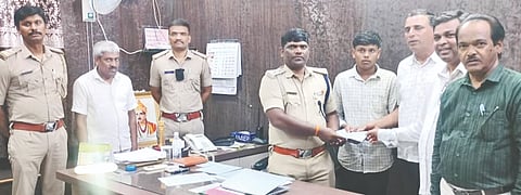ಕಲಬುರಗಿ ಕೇಂದ್ರ ಕಾರಾಗೃಹದ ಬಂದಿ ಪುತ್ರನ ಶಿಕ್ಷಣಕ್ಕಾಗಿ ಸ್ಥಳಿಯ ಸಂಸ್ಥೆಗಳ ಮುಖ್ಯಸ್ಥರು ಚೆಕ್​ ಮೂಲಕ ಆರ್ಥಿಕ ನೆರವು ನೀಡಿದರು. ರಾಕೇಶ ಕಾಂಬಳೆ, ಫಾದರ್​ ಮಿರಿಂಡಾ, ಫಾದರ್​ ಮಾಕ್ಸಿಮ್​, ಕಿರಣ, ಬಿ.ಸುರೇಶ್​, ಸಾಗರ ಪಾಟೀಲ್​, ಶ್ರೀಮಂತಗೌಡ ಪಾಟೀಲ್​, ನಾಗರಾಜ ಮೂಲಗೆ ಇತರರಿದ್ದರು.
